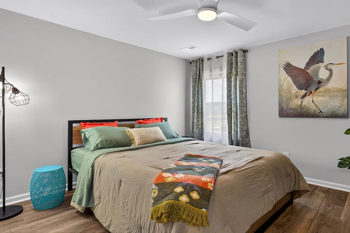 Comfortabele slaapkamer met queensize bed, 2 nachtkastjes en een tv