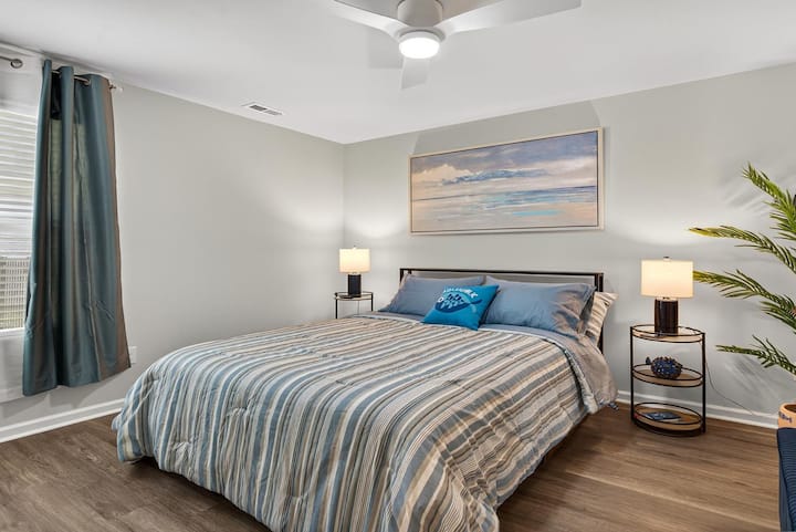 Comfortabele slaapkamer met queensize bed, opbergbank, volledige lengte spiegel, 2 nachtkastjes en verduisterende gordijnen