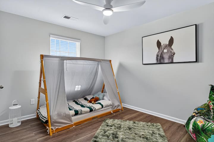 Leuk twin TENT-vormig bed voor een kind dat van buiten houdt! Er is een extra luchtbed in de vorm van een auto beschikbaar in de kast, zou moeten worden opgepompt, pomp is ook in de kast. Comfortabele zitzak voor zelfs een volwassene die een verhaaltje voor het slapengaan leest.