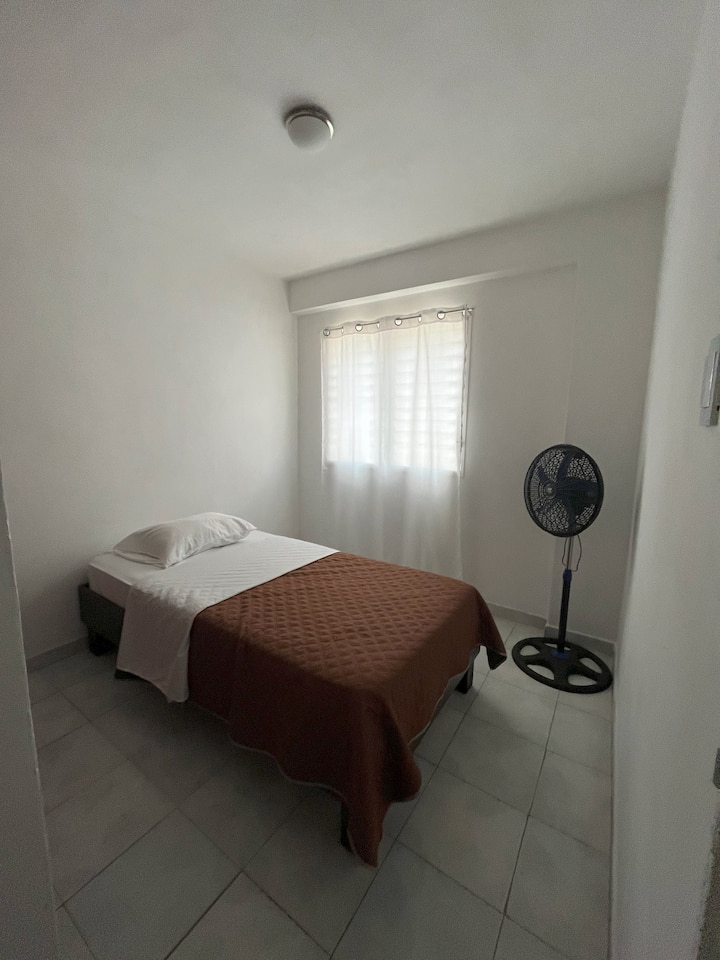 Ოთახი სრულიად ახალი ავეჯითა და მოპირკეთებით, ერთადგილიანი საწოლი ვენტილატორით. 