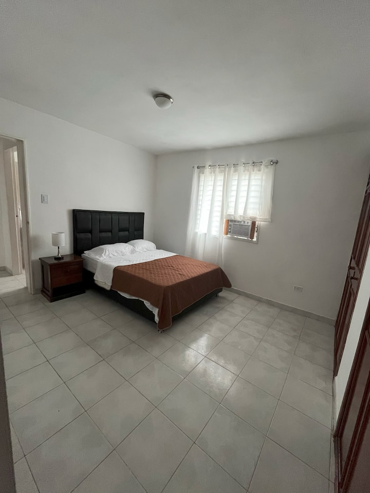 Ახლადგარემონტებული ფართო მთავარი საძინებელი, რომელიც აღჭურვილია სრულიად ახალი ავეჯით. Დატკბით კონდიციონერითა და ხელუხლებელი ცალკე სააბაზანოთი თქვენი სრული კომფორტისთვის.