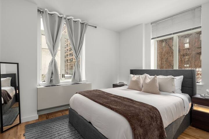 Spacious 2BR Steps from Time Square & Hudson Yards gallery image 4
