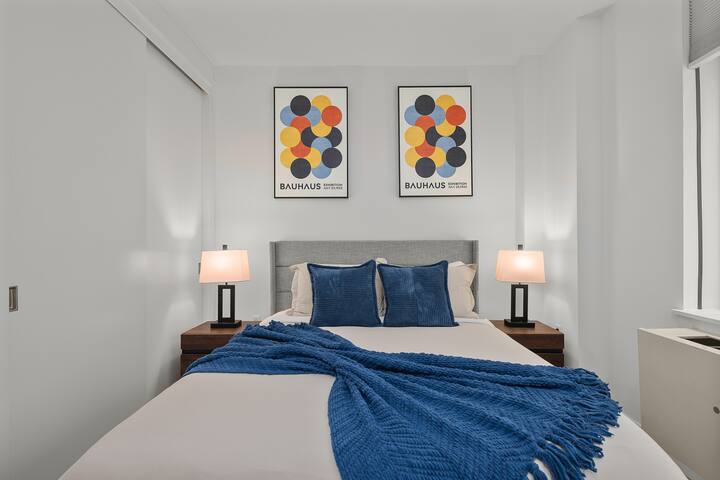 Spacious 2BR Steps from Time Square & Hudson Yards gallery image 3