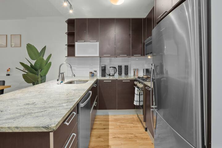 Spacious 2BR Steps from Time Square & Hudson Yards gallery image 5