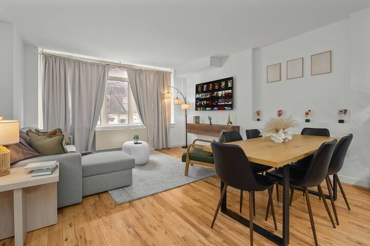Spacious 2BR Steps from Time Square & Hudson Yards gallery image 2