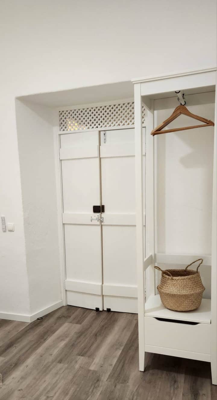 מתלה בגדים עם מגירה וקולבים. 