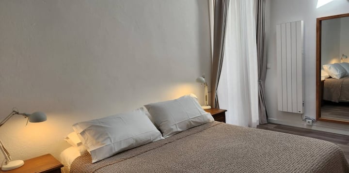 מיטת קווין סייז אירופאית, מראה בגודל מלא ורדייטור. וילונות האפלה ווילונות שקופים שיתאימו למצב הרוח שלכם. 