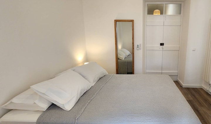 מיטת קווין סייז אירופאית, מראה בגודל מלא ורדייטור. 