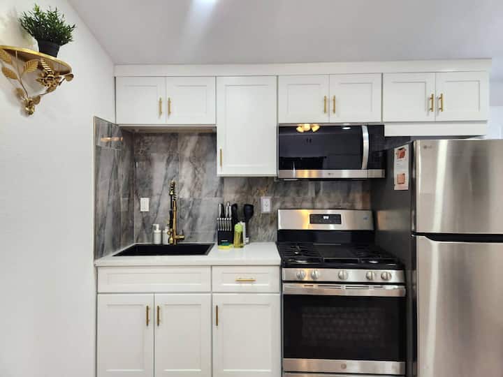 La Oasis. 2 Bedrooms, 4 Beds. Free Laundry. - South Gate, CA