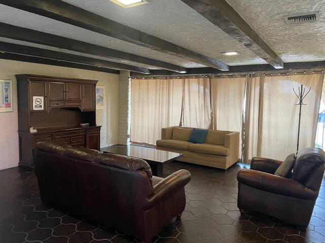 Large 4500 sf, vintage LV home 3 mi from the Strip gallery image 2