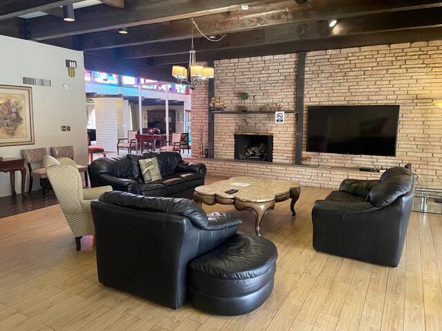 Large 4500 sf, vintage LV home 3 mi from the Strip gallery image 4