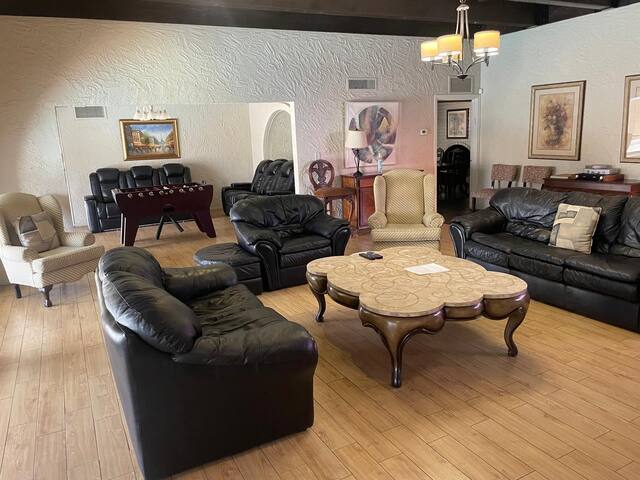 Large 4500 sf, vintage LV home 3 mi from the Strip gallery image 3