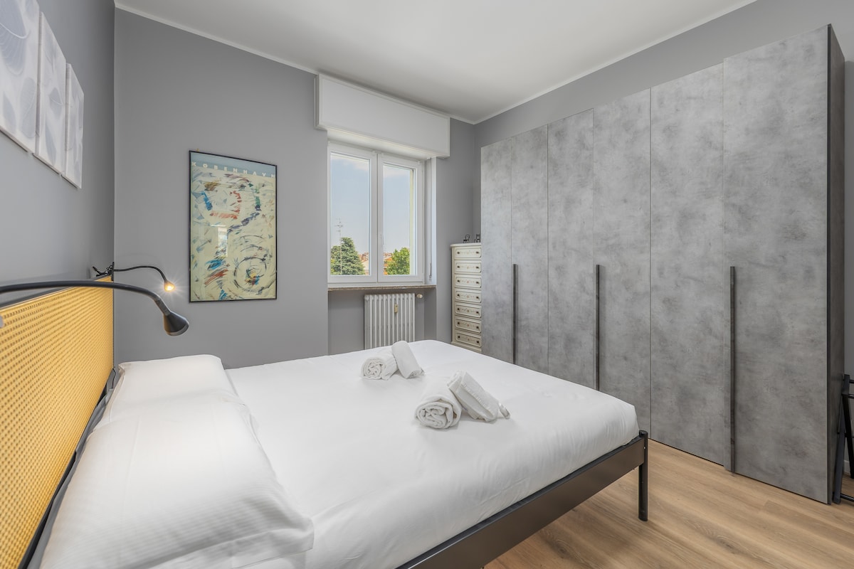 Dormitorio 1 con aire acondicionado, armario grande, escritorio y baño privado.