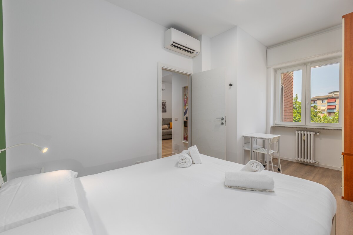 Dormitorio 2 con aire acondicionado, armario grande y escritorio.