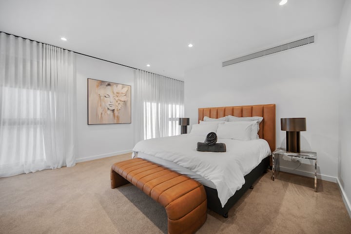 Habitación espaciosa y limpia