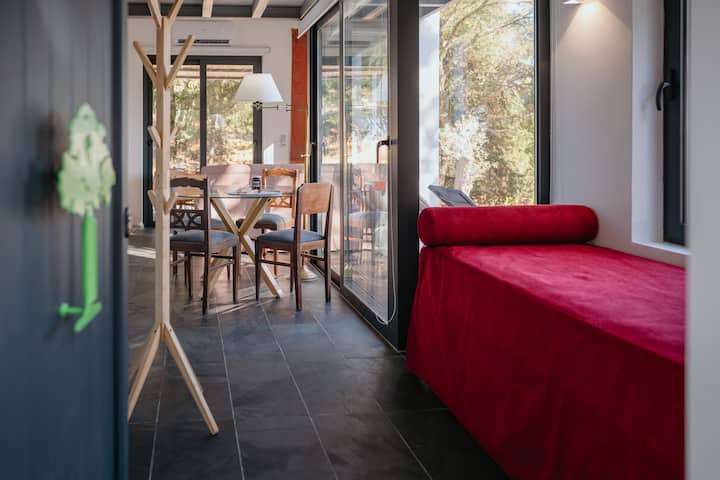 Ujenzi ambao unachanganya ya kisasa na ya jadi, iliyoundwa kutoa zaidi
starehe na siha. Hapa utapata vitanda 2 vya mtu mmoja, kwa ajili ya watoto au kwa watu wazima.
