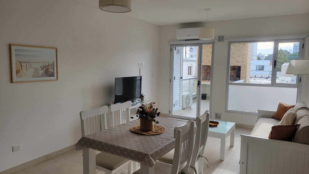 ห้องนั่งเล่นที่ตกแต่งอย่างอบอุ่น