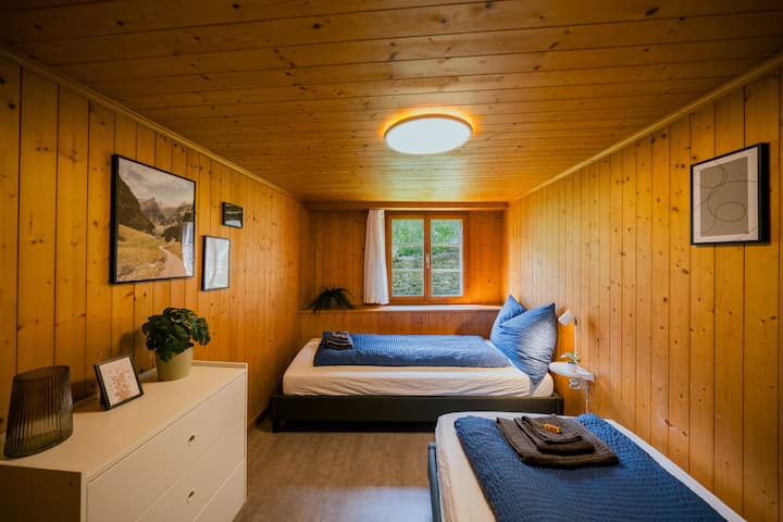 Te relajarás en el dormitorio cómodamente amueblado. 