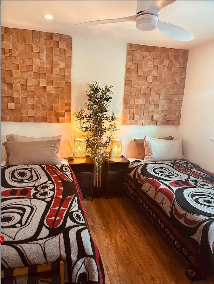 Shijo instalimin e personalizuar të artit të drurit dhe dizajnin e bukur indigjen të Bregut Perëndimor. Dhoma dyshe ofron dy krevate dopio me dyshekë me cilësi të lartë dhe shtroja luksoze.