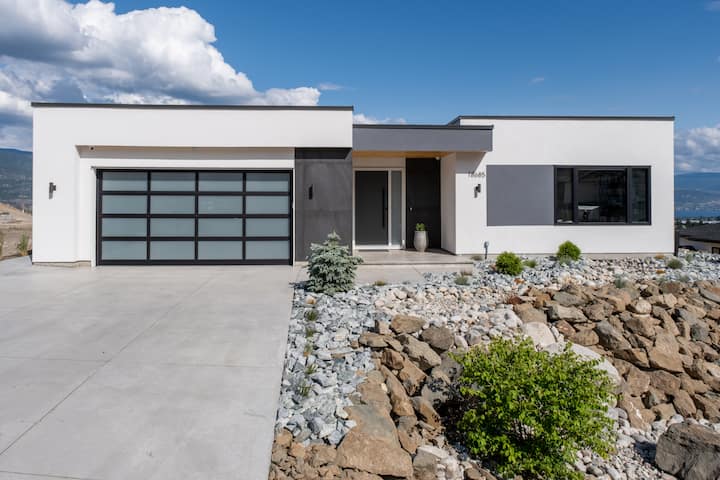Modern Lakeview Retreat in Summerland