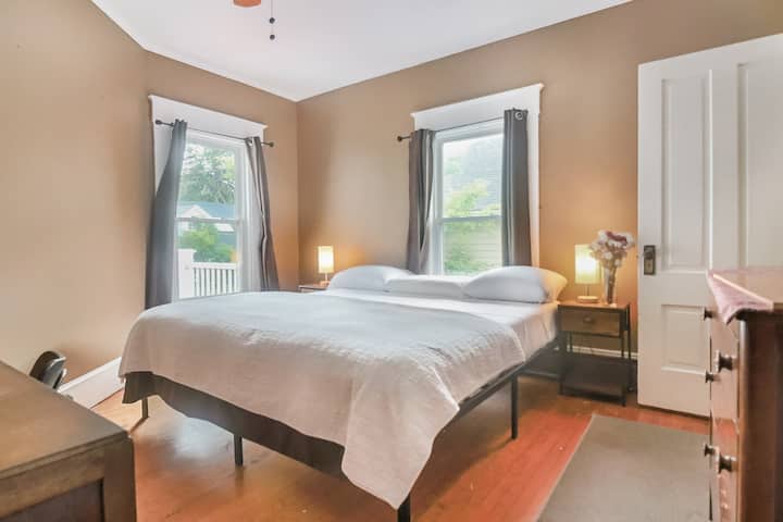 Მომხიბლავი საძინებელი: ნათელი ფანჯრები და გემოვნებიანი დეკორი ქმნის იდეალურ დასვენებას პორტლენდში!