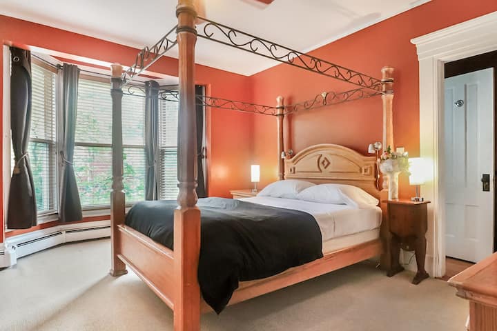 Საძინებლის განმარტოება: განიტვირთეთ ამ ელეგანტურ ოთახში მდიდარი ფერებით, ბუნებრივი სინათლითა და ელეგანტური დეკორით! Დიდი ზომის საწოლი ხის მყარი საწოლის ჩარჩოთი
