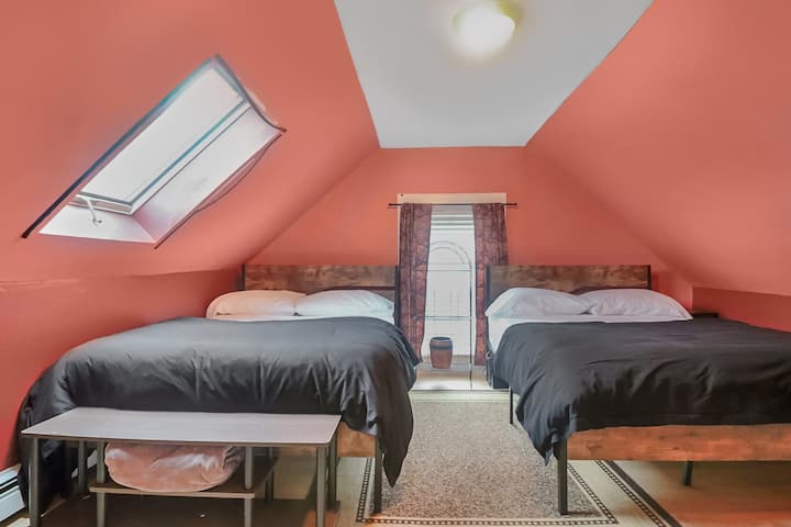 Სხვენის განმარტოვება: ნათელი, მხიარული სივრცე კომფორტული საწოლებითა და თხილამურებით მოჭედილი ღამეებისთვის!