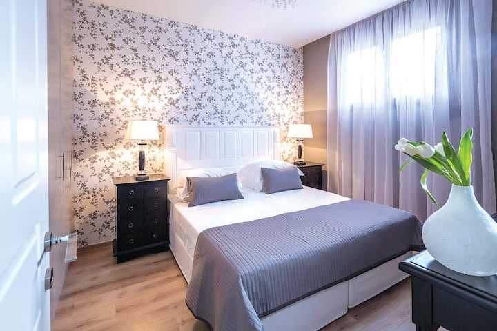 Ground Floor: Bedroom 2 with king bed 