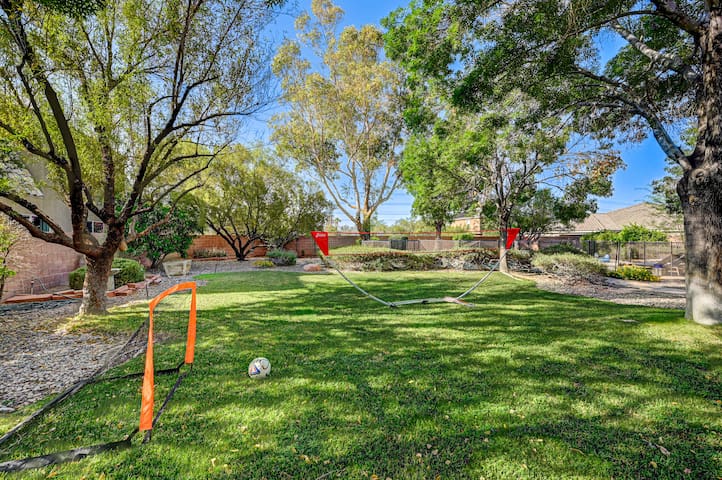 Luxe 6Br Home Large Pool & Grassy Yard RV Parking gallery image 4