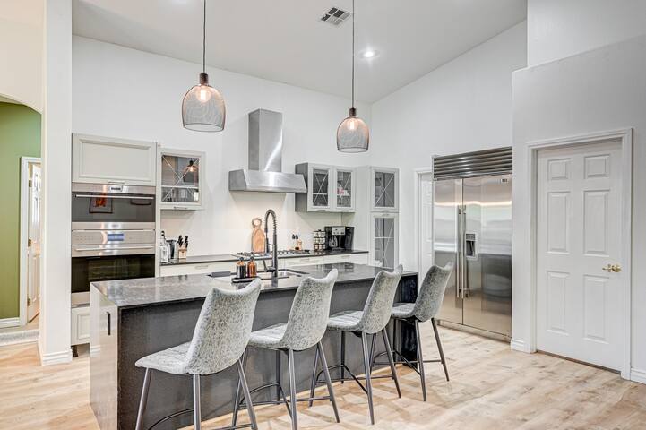 Luxe 6Br Home Large Pool & Grassy Yard RV Parking gallery image 5