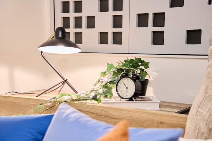 ベッドサイドでスマートフォンの充電ができるようになっています。