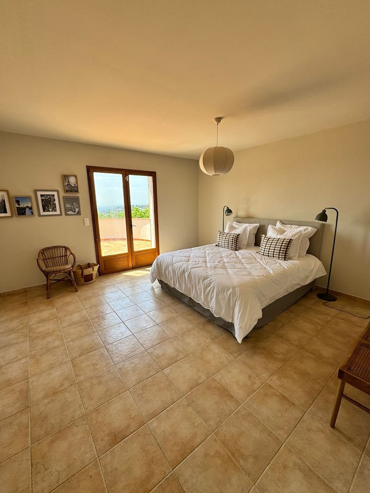 Krásna, priestranná hlavná spálňa – so súkromnou pracovňou, veľkou vlastnou kúpeľňou a prístupom na vlastnú súkromnú terasu.