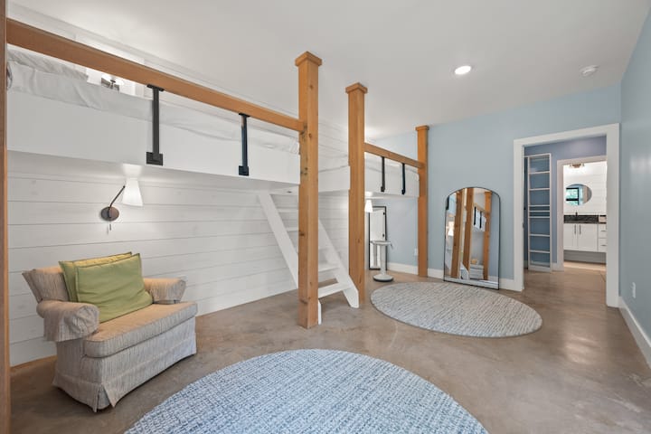 Nové spodné poschodové postele s dvoma samostatnými posteľami boli nainštalované v októbri 2025, pozri pripojené fotografie.
Celkový počet lôžok: 4 veľké manželské postele na izbu, 2 v podkroví + 2 dole