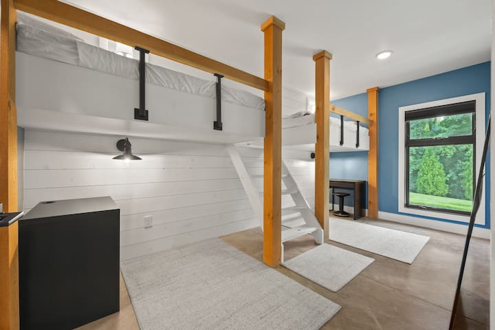 Nové spodné poschodové postele s dvoma samostatnými posteľami boli nainštalované v októbri 2025, pozri pripojené fotografie.
Celkový počet lôžok: 4 veľké manželské postele na izbu, 2 v podkroví + 2 dole