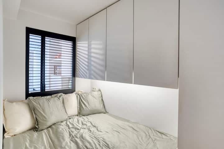 Креветот е со големина на брачен кревет (широк 160 x 200 см).