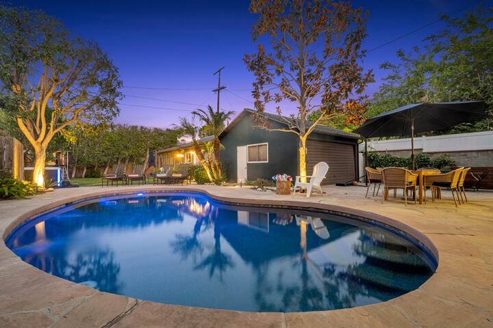 187 – Chic & Spacious Retreat/Pool/Hot Tub/Yard gallery image 5