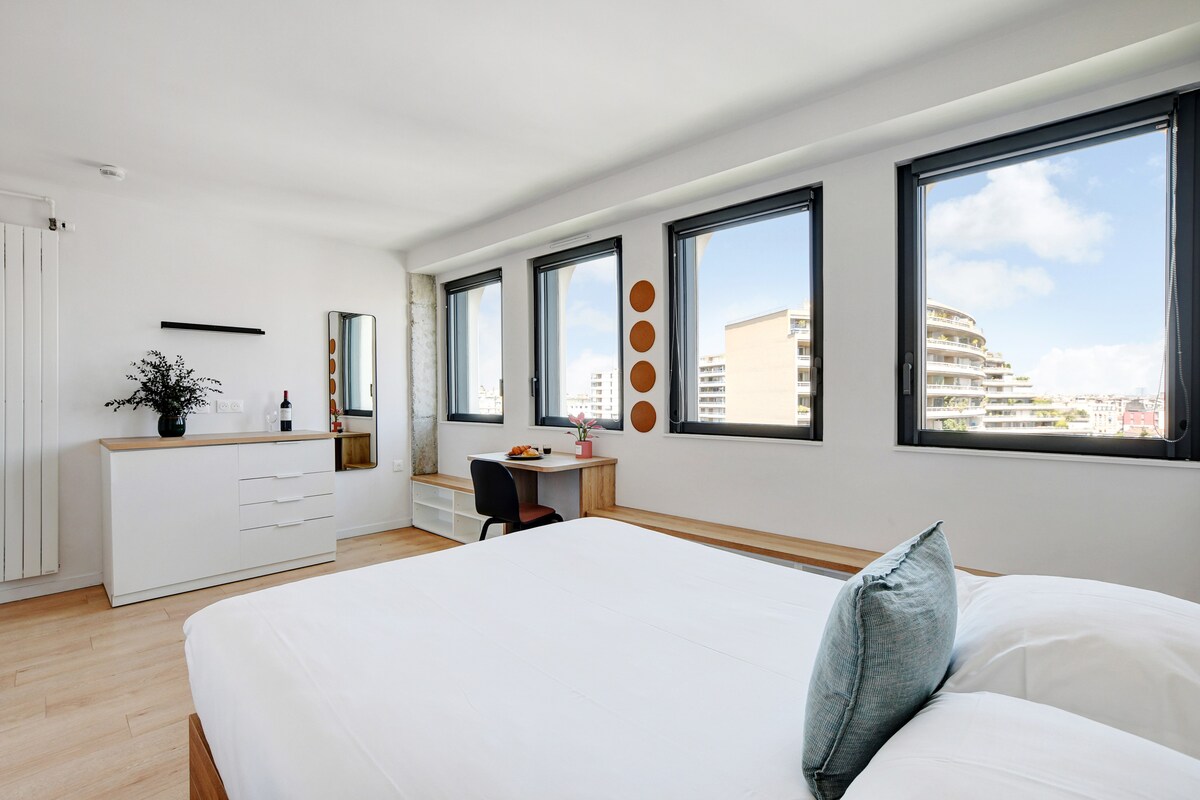 客厅配备一张标准双人床
