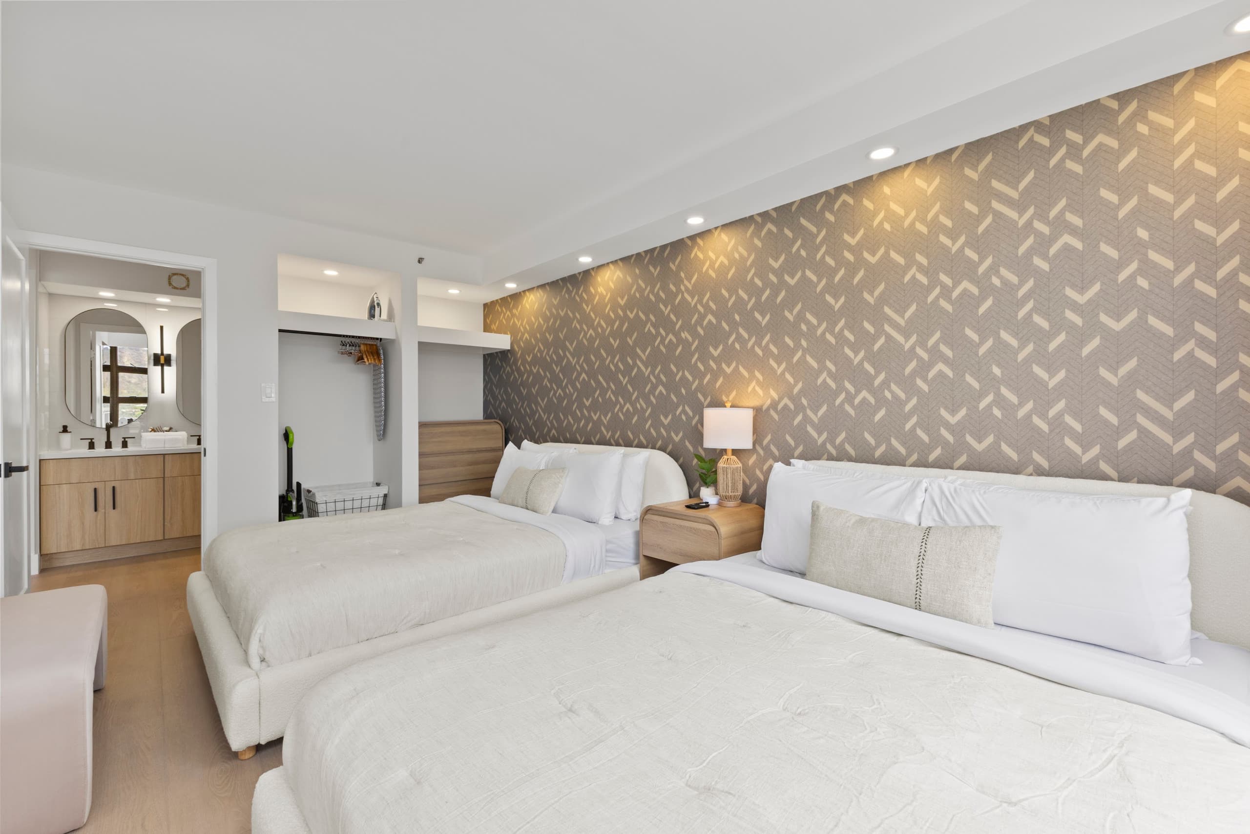16FL-Upscale Chic Waikiki Banyan 1BR-Free Parking - Image 27