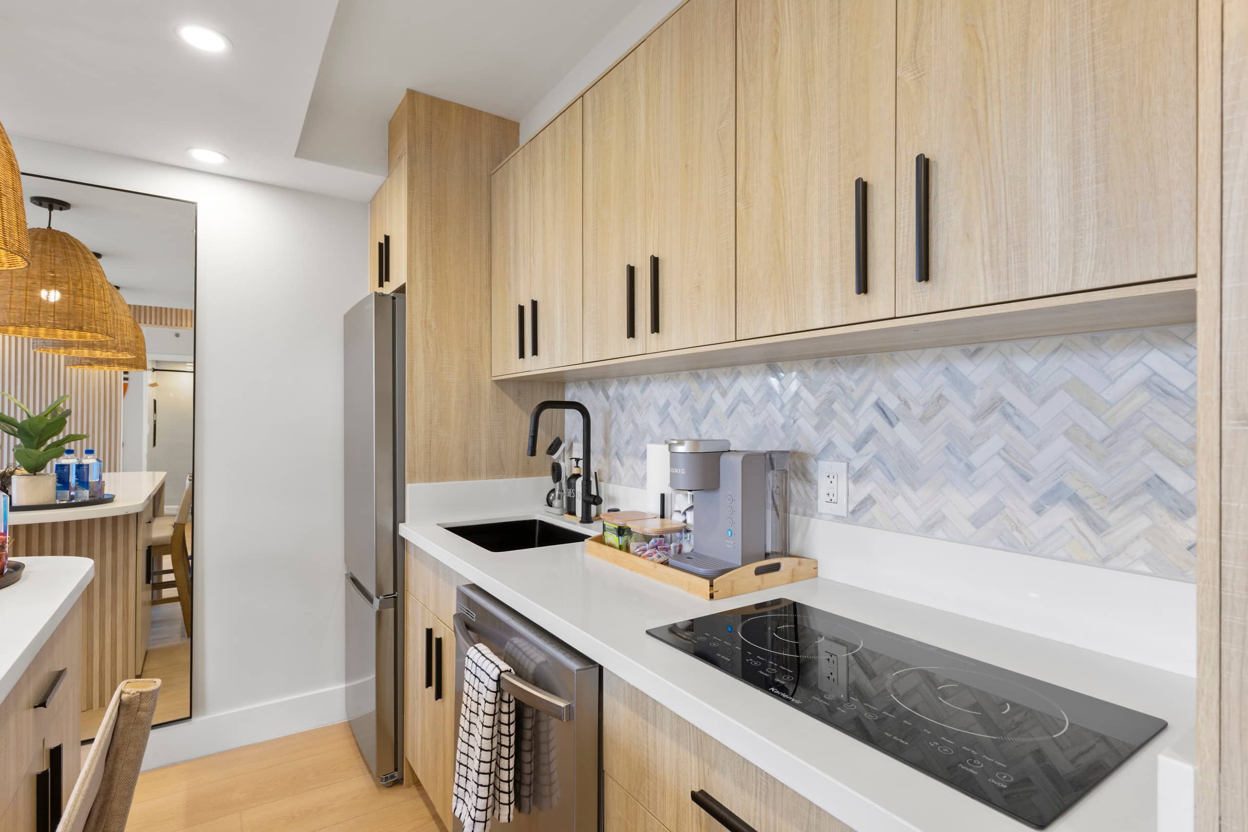 16FL-Upscale Chic Waikiki Banyan 1BR-Free Parking - Image 18