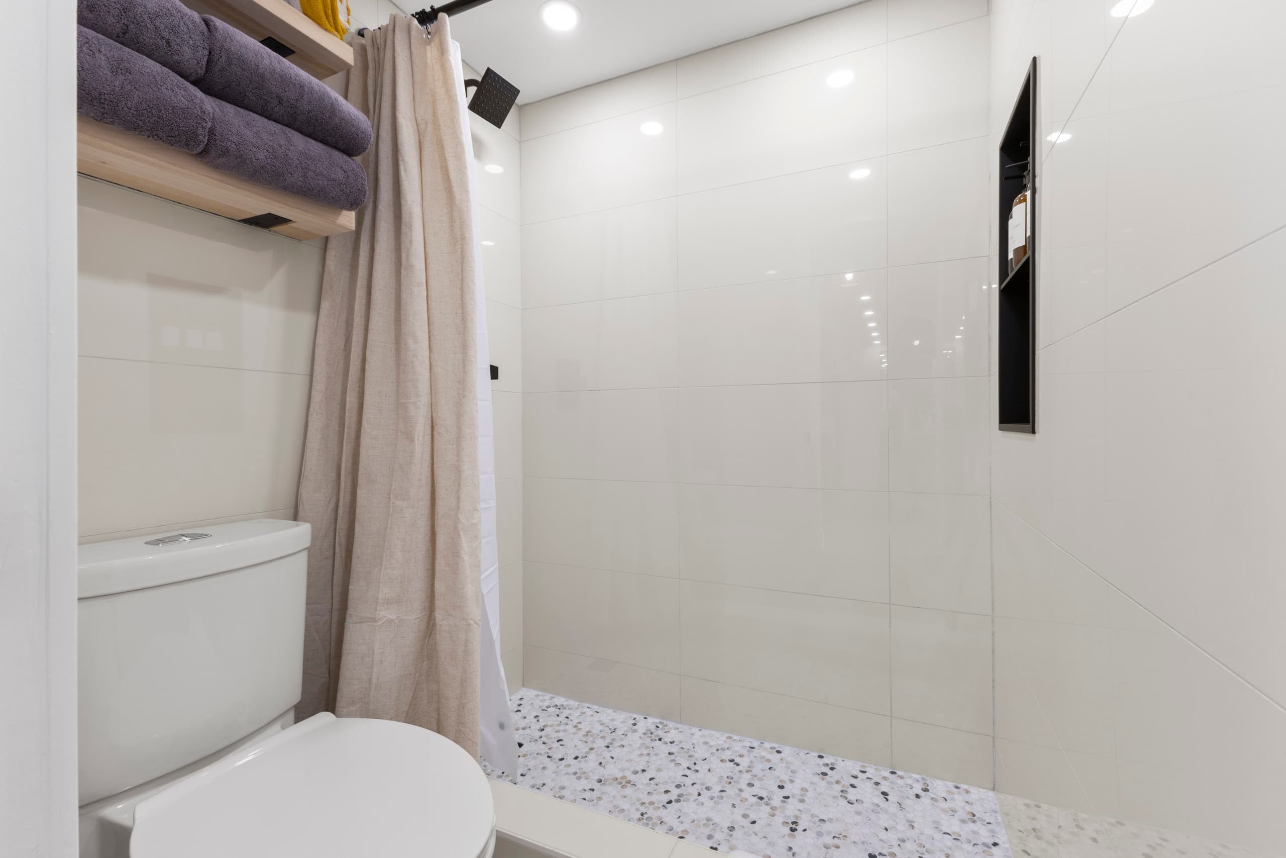 16FL-Upscale Chic Waikiki Banyan 1BR-Free Parking - Image 37