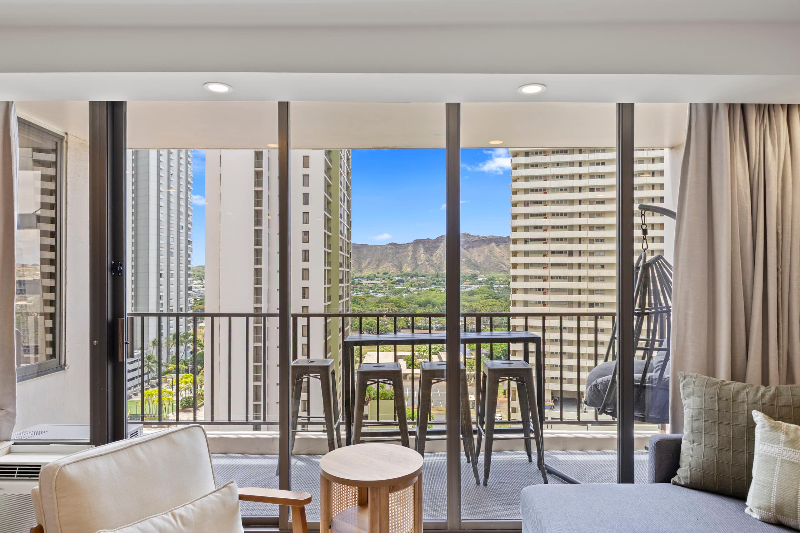16FL-Upscale Chic Waikiki Banyan 1BR-Free Parking - Image 39
