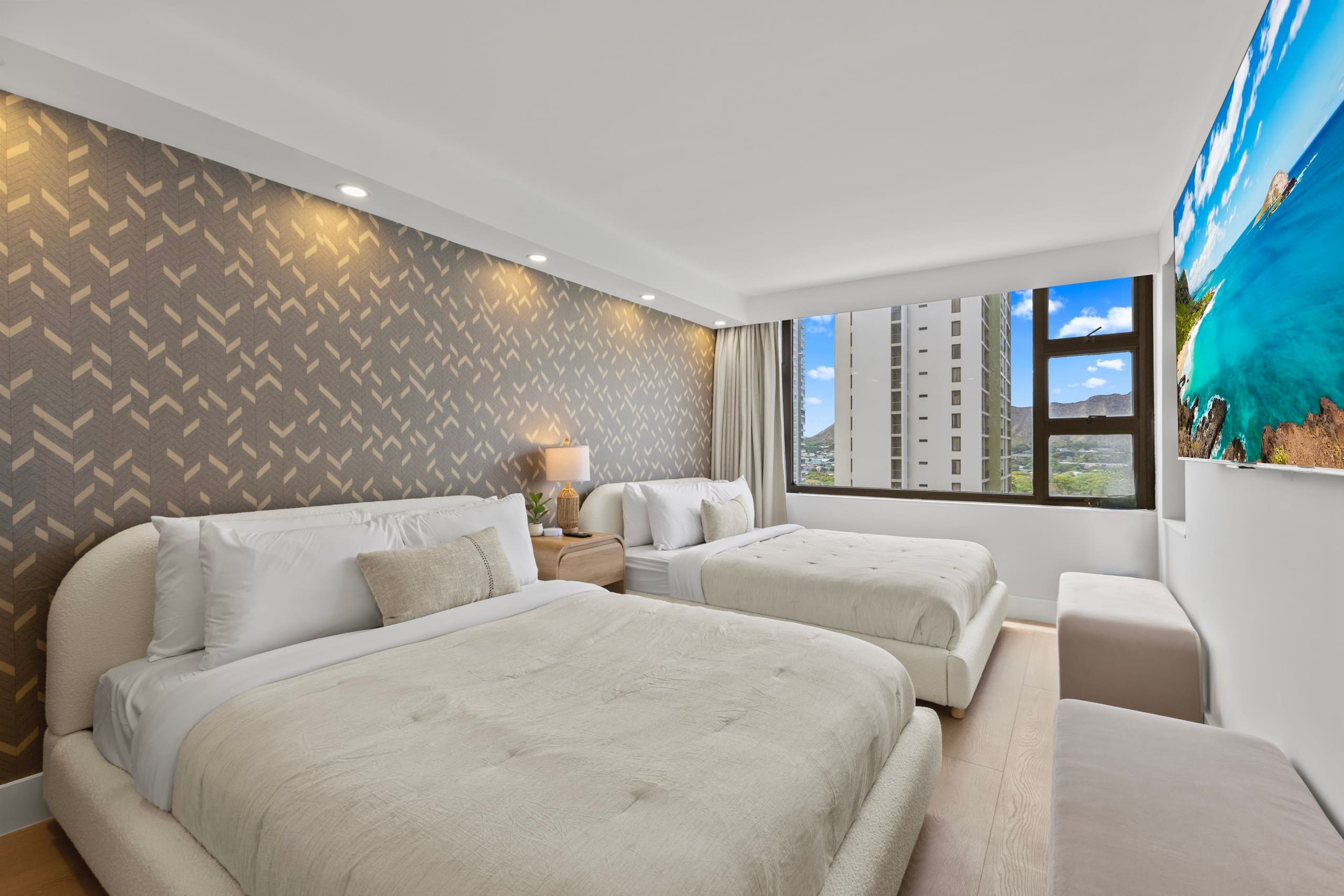 16FL-Upscale Chic Waikiki Banyan 1BR-Free Parking - Image 1
