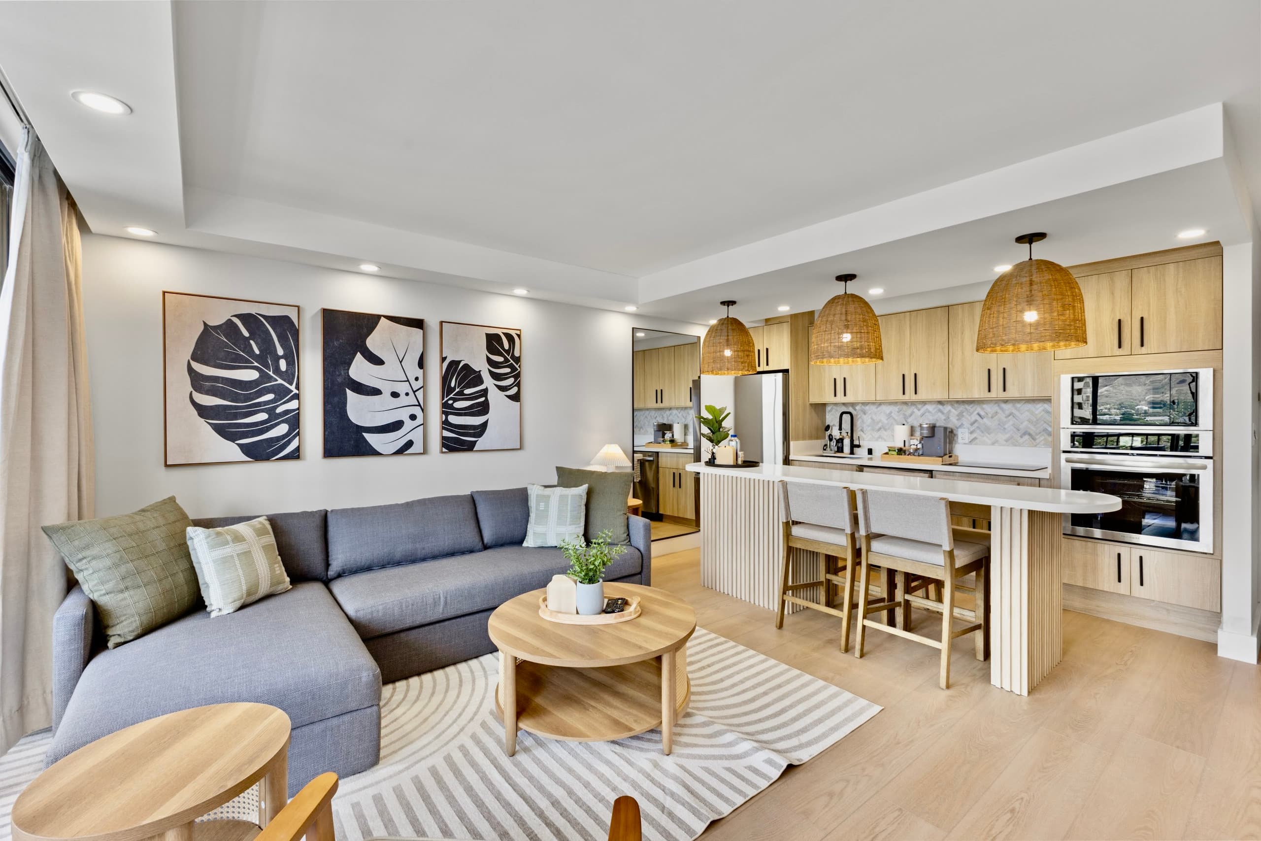 16FL-Upscale Chic Waikiki Banyan 1BR-Free Parking - Image 2