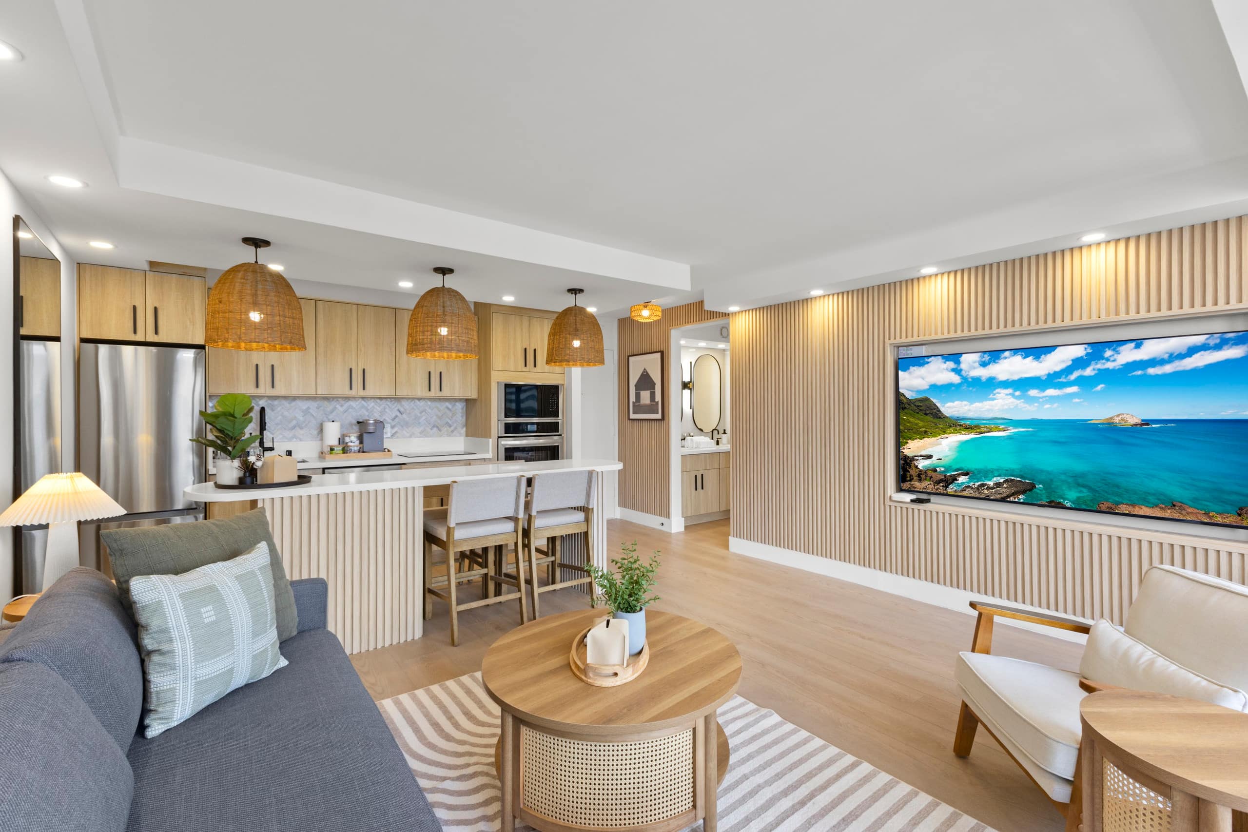 16FL-Upscale Chic Waikiki Banyan 1BR-Free Parking - Image 4