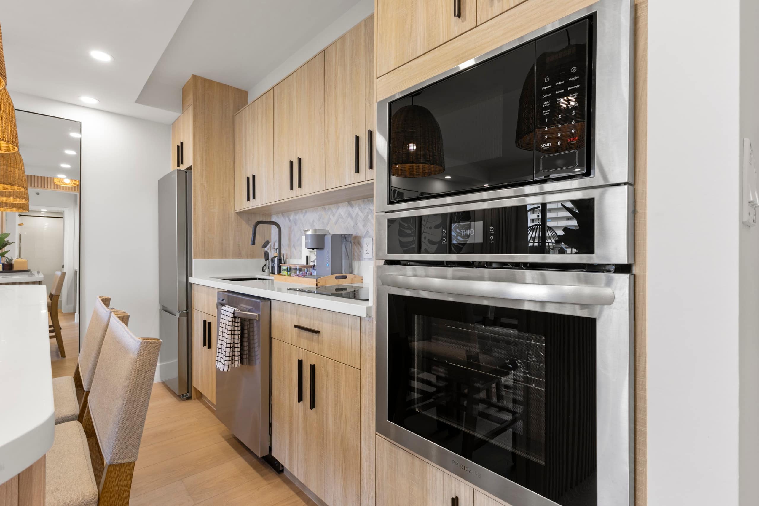 16FL-Upscale Chic Waikiki Banyan 1BR-Free Parking - Image 20
