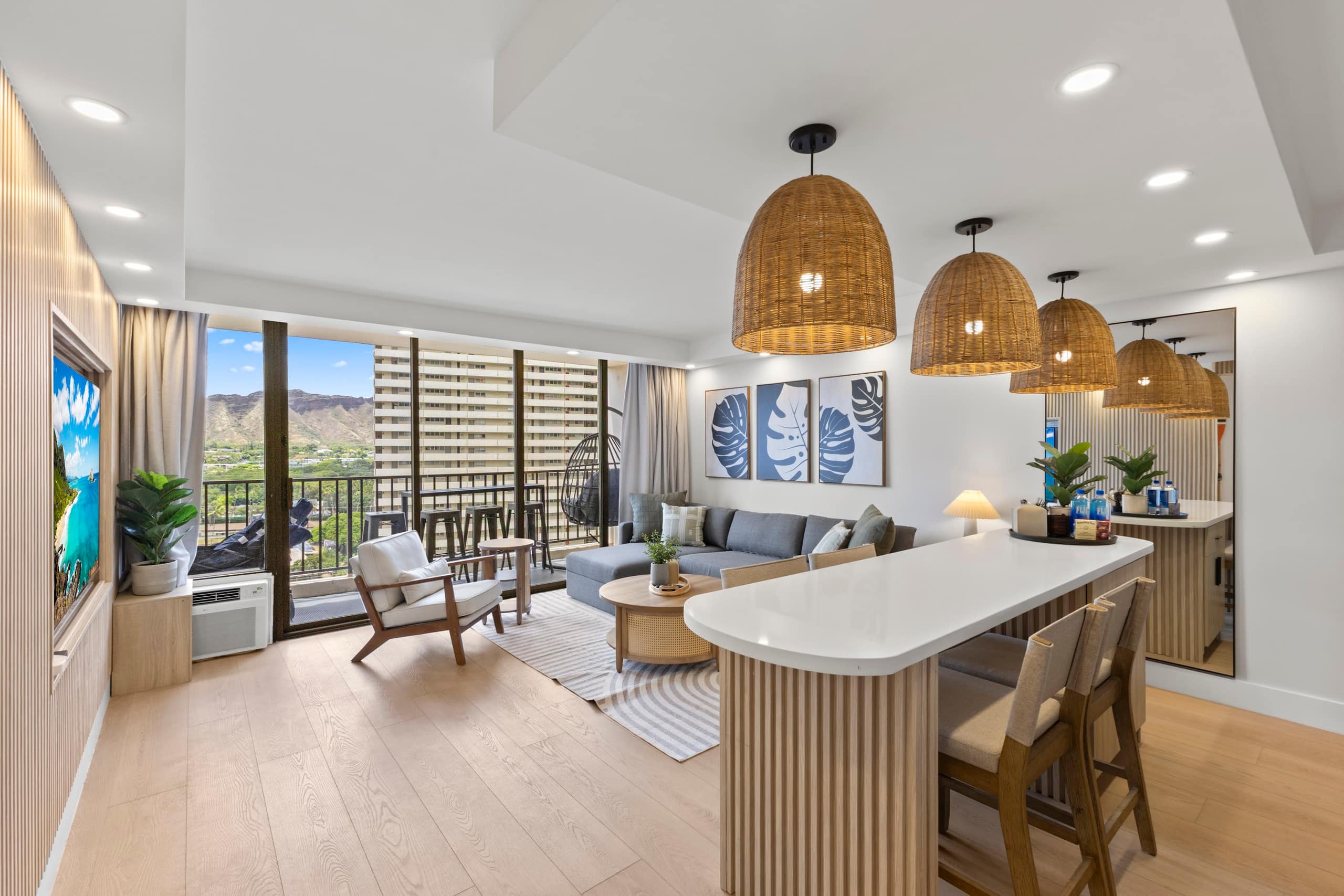 16FL-Upscale Chic Waikiki Banyan 1BR-Free Parking - Image 3