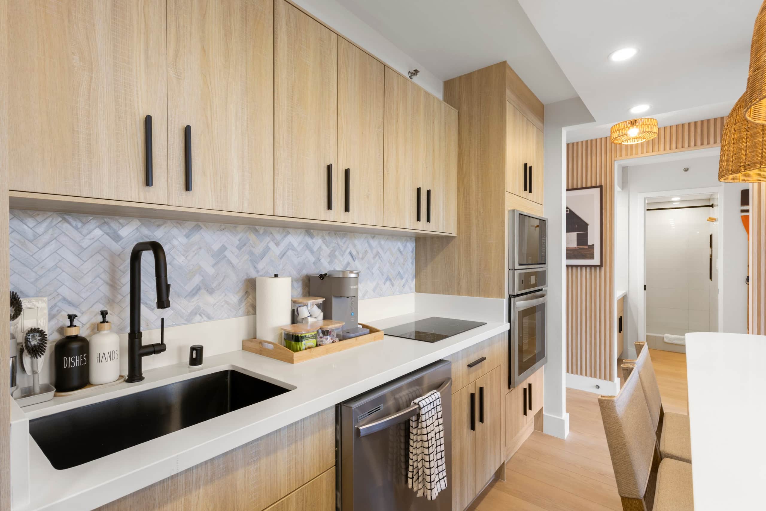 16FL-Upscale Chic Waikiki Banyan 1BR-Free Parking - Image 17