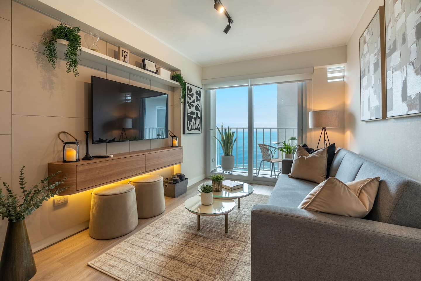 Sala del loft Ocean View Barranco con vista panorámica al océano Pacífico desde el piso 12