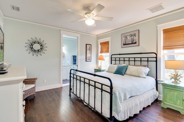 Udobno se odmorite u našoj primarnoj spavaćoj sobi s bračnim krevetom i prostorom za sjedenje pored prozora!