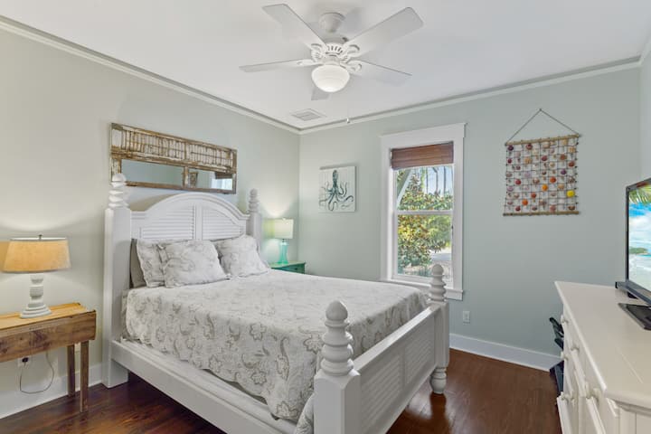 Udobno se odmorite u našoj spavaćoj sobi koja se nalazi u prednjem dijelu kuće, a u kojoj se nalazi bračni krevet i prostor za sjedenje pored prozora!